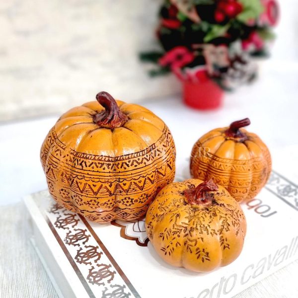 کدوی دکوری مدرن سفید روی میز چوبی